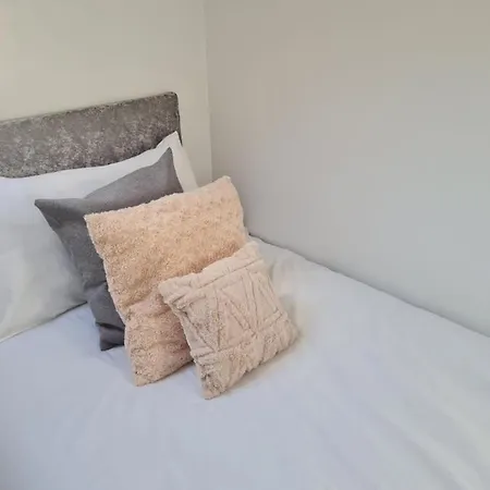 Séjour chez l'habitant Shm Hs2 Workers Great For Long Term & Short Stays, 15 Min Drive To Centre & Airport 2 Min Walk To Shops And Train Station Birmingham