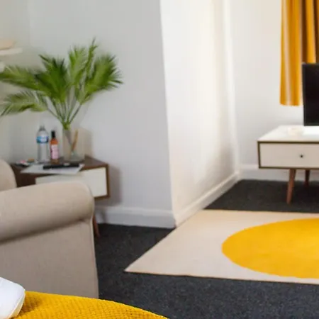 Séjour chez l'habitant Shm Hs2 Workers Great For Long Term & Short Stays, 15 Min Drive To Centre & Airport 2 Min Walk To Shops And Train Station