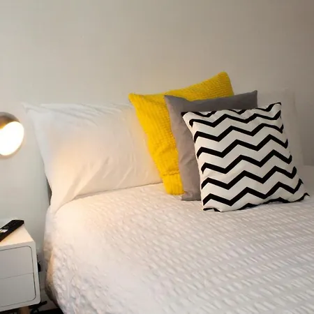 Shm Hs2 Workers Great For Long Term & Short Stays, 15 Min Drive To Centre & Airport 2 Min Walk To Shops And Train Station