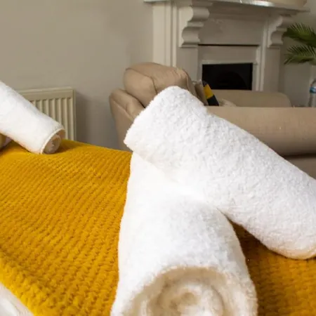Shm Hs2 Workers Great For Long Term & Short Stays, 15 Min Drive To Centre & Airport 2 Min Walk To Shops And Train Station *